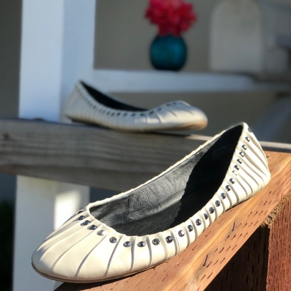 TROUVÉ ‘Mikala' Flat in lightest Beige